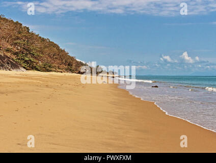 Der nördliche Teil der Ellis Beach nördlich von Palm Cove auf dem Captain Cook Highway bis zur Küste von Cairns nach Port Douglas Stockfoto