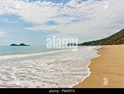 Der Blick zurück in Richtung Double Island von Ellis Beach nördlich von Palm Cove auf dem Captain Cook Highway bis zur Küste von Cairns nach Port Douglas Stockfoto