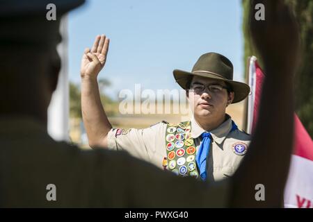 Robert Latham, Pfadfinder, Troop 309, nimmt teil an der Scout Eid bei der Einweihung einer Gedenkstätte für die Pfadfinder von Amerika in Berg Tal Memorial Park in Joshua Tree, Kalifornien, USA, 4. Juli 2017. Kapitän Jason Samuel, Verteidiger, rechtliche Dienstleistungen Support Team, Sitz Bataillon, diente als Gastredner für die Zeremonie. Samuel war ein Pfadfinder für mehrere Jahre vor ihrem Eintritt in die Marine Corps. Stockfoto