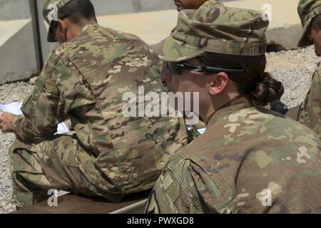 Us-Armee Kapitän Kaitlin Whitmore, Kommandeur der Charlie Company, 215 Brigade Support Battalion, 3. gepanzerte Brigade Combat Team, 1.Kavallerie Division, Uhren ihr älterer Bruder Befehl nehmen zum ersten Mal an einer Änderung der Befehl Zeremonie in Qayyarah West Airfield, Irak, 1. Juli 2017. Die Geschwister, die Hagel von Gainesville, Florida, sowohl ROTC in der Hochschule besucht und waren in der gleichen Woche im Jahr 2011 in Betrieb genommen. Stockfoto