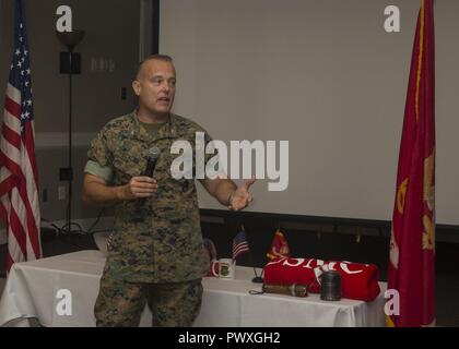 Us Marine Corps Oberst Michael L. Scalise, kommandierender Offizier, Marine Corps Installationen Ost, Marine Corps Base Camp Lejeune, seine Bemerkungen, während das Regiment der Pensionierten Marines Frühstück geben, Ball Center, Camp Lejeune, N.C., 24. Juni 2017. Das Regiment der Pensionierten Marines hält ein jährliches Frühstück, um für verschiedene Veteran Organisationen zusammen zu erfassen und Informationen über verschiedene Veranstaltungen geben. Stockfoto