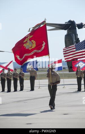 Us Marine Corps Sgt. Maj. Devon Lee, Sergeant Major, Helicopter Squadron (HMX-1), trägt die organisatorische Farben bei einem Befehl Zeremonie für in der Marine Corps Base Quantico, Virginia, 30. Juni 2017. Die Zeremonie der Übergang von HMX-1 Befehl von US Marine Corps Oberst Brian E. Bufton zu oberst Garrett R. Hoffman zu bedeuten. Stockfoto