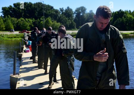 Staff Sgt. Joshua Krape, 4 Operations Support Squadron überleben, Steuerhinterziehung, Widerstand und Flucht Spezialist (rechts), Piloten, und Waffensysteme Offiziere von Seymour Johnson Air Force Base, Nord-Carolina, bereiten Sie ein Wasser überleben Training zu beginnen, 28. Juni 2017, in Buckhorn Reservoir, North Carolina. Piloten und des WSO sind verpflichtet, alle drei Jahre ihre WST und Combat survival Trainings zu Rezertifizieren. Stockfoto