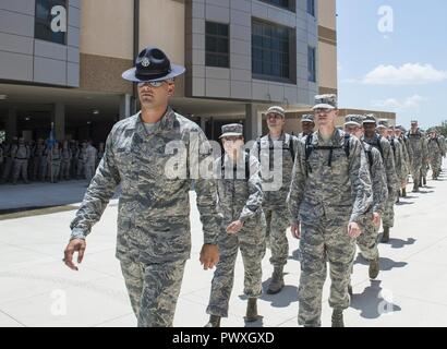 Tech. Sgt. Paul Couch, 323 Training Squadron militärische Ausbildung Instructor, bietet eine Tour zu kaplan Kandidaten von einem Flieger Ausbildung bei Joint Base San Antonio-Lackland, Texas, 5. Juli 2017. Die Tour war ein Teil der Kaplan Kandidat intensiven Praktikum. Stockfoto