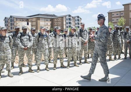 Tech. Sgt. Paul Couch, 323 Training Squadron militärische Ausbildung Instructor, bietet eine Tour zu kaplan Kandidaten von einem Flieger Ausbildung bei Joint Base San Antonio-Lackland, Texas, 5. Juli 2017. Die Tour war ein Teil der Kaplan Kandidat intensiven Praktikum. Stockfoto