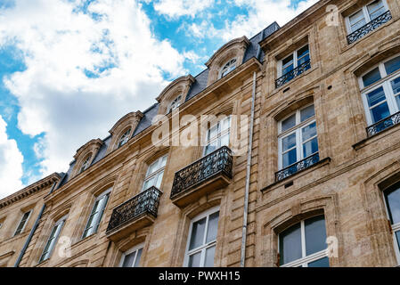 Alte Wohnhäuser in Bordeaux, Frankreich. Low Angle View Stockfoto