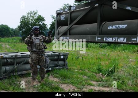 Während eine Rakete artilllery Training übung in Paju, Südkorea, Juni 20, 2017, ein Soldat hilft Rocker auf eine M270 Multiple Launch Rocket System (MLRS). Der Soldat ist an Batterie B, 6 Battalion, 37th Field Artillery Regiment, 210Th Field Artillery Brigade, die Teil der 2.Infanterie Division/ROK-US kombinierten Bereich zugeordnet. Die Batterie war die Teilnahme an traiing, der half, Soldaten, ihre Fähigkeiten in der Reaktion auf Feuer Missionen in einer Vielzahl von realistischen Szenarien schärfen. Stockfoto