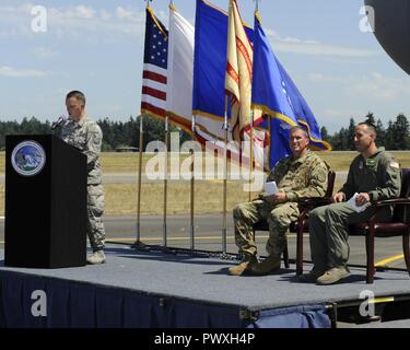 Oberst Daniel Morgan, JBLM Garrisons Commander und Oberst Leonard Kosinski, 62 Airlift Wing Commander bei "Der Geist der Joint Base Lewis-McChord" Festakt am 5. Juli 2017 Auf der McChord Feld flightline gehostet werden. Stockfoto