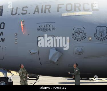 Oberst Daniel Morgan, JBLM Garrisons Commander und Oberst Leonard Kosinski, 62 Airlift Wing Commander bei "Der Geist der Joint Base Lewis-McChord" Festakt am 5. Juli 2017 Auf der McChord Feld flightline gehostet werden. Stockfoto