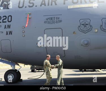 Oberst Daniel Morgan, JBLM Garrisons Commander und Oberst Leonard Kosinski, 62 Airlift Wing Commander bei "Der Geist der Joint Base Lewis-McChord" Festakt am 5. Juli 2017 Auf der McChord Feld flightline gehostet werden. Stockfoto