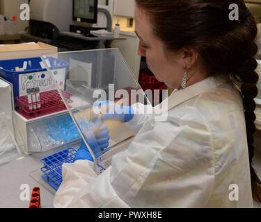 Heather Wherry, 88th Diagnostika und Therapeutika Squadron klinisches Labor Techniker, Dichtungen, um den Deckel zu Blutprobe eines Patienten innerhalb der Chemie Labor an der Wright-Patterson Air Force Base Medical Center, 26. Juni 2017. Stockfoto