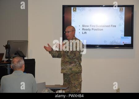 Camp Perry, Ohio - Sgt. 1. klasse James Henderson beauftragt die Teilnehmer der kleinen Waffen feuern Schule (SAF), Camp Perry, Ohio. Die USAMU ist die führende Kraft hinter der SAF, aber dieses Ereignis konnte nicht stattfinden, oder als erfolgreich zu sein, ohne die Unterstützung der anderen Zweige, die 50 zusätzliche Busse zur Verfügung gestellt, um die Hände zu überwachen - auf Teile an der Strecke. Das Marine Corps, Air Force, Navy, Army National Guard, Army Reserve, und die Küstenwache, die alle zusammenarbeiten, um die Sicherheit zu gewährleisten und praktische Anweisung an den SAF Teilnehmer. Stockfoto