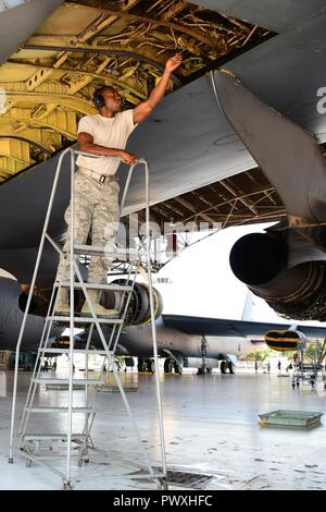 Airman First Class Jonathan Schäfer, ein Flugzeug Hydraulik Spezialist der 307th Maintenance Squadron zugeordnet, nimmt Anpassungen an den Flügel Hydrauliksystem von einer B-52 Stratofortress während einer Phase der Prüfung vom Barksdale Air Force Base, La. 28. Juni 2017. Hirt ist die Anpassung an das System nach einer Linie in einer Phase Inspektion der Bomber ersetzt wurde. Stockfoto