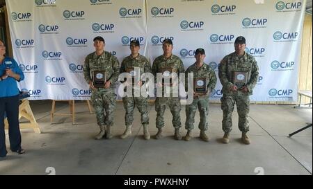 Camp Perry, OH - Die US-Armee Treffsicherheit Einheit Service Rifle Team von Sgt. 1. Klasse Walter Craig gewann die Four-Man Team Match am ersten Tag des Zivilen Treffsicherheit Programm Cup Serie in Camp Perry, Ohio. Feuern Mitglieder von Links, SPC. Verne Conant, 2016 Olympian SPC. Daniel Lowe, Staff Sgt. David Bahten und Sgt. 1. Klasse William Pace. Team Kerbe war 21 Punkte höher als Platz 2 der US-Army Reserve Team. Stockfoto