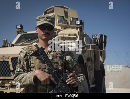 Airman 1st Class Kyle Velaquez ist ein Sicherheitskräfte Mitglied aus dem 451St Expeditionary Support Squadron am Flugplatz Kandahar, Afghanistan. Die 451St ESPTS ist ein "Mini-Mission support group", mit vielen der gleichen Elemente, nur im kleineren Maßstab. Die Sicherheitskräfte Element enthält flightline Sicherheit, Eintrag Controller und eine taktische Sicherheit Element, das overwatch und Freizügigkeit für Koalition Personal. Stockfoto