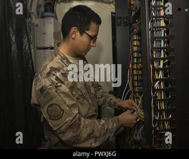 Senior Airman Samuel Garcia ist ein Communications Specialist von der 451St Expeditionary Support Squadron am Flugplatz Kandahar, Afghanistan. Die 451St ESPTS ist ein "Mini-Mission support group", mit vielen der gleichen Elemente, nur im kleineren Maßstab. Das Communications Team, obwohl klein, hat einen großen Einfluss auf die KAF und hat viele der gleichen Funktionen eine typische Communications squadron hat. Stockfoto