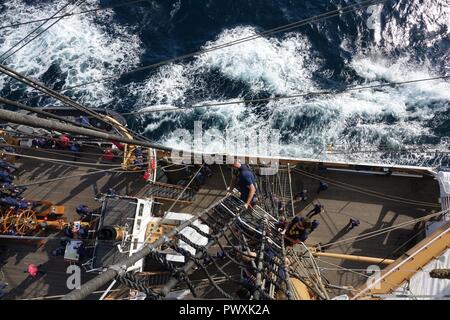 Besatzungsmitglieder an Bord der Coast Guard Cutter Barke Adler, in New London, Connecticut homeported, klettern die Takelage während der Sail Stationen an der Küste von Prince Edward Island, Kanada, 6. Juli 2017. Segeln Stationen benötigen alle Kadetten und Besatzungsmitgliedern, die nicht aktiv auf einem anderen Watch Station teil zu nehmen, um die Segel des Adlers sicher einstellen. Stockfoto