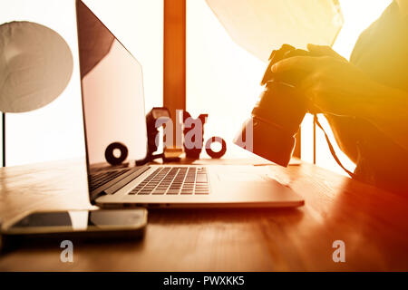 Porträt eines Fotografen arbeiten am PC in seinem Studio Stockfoto