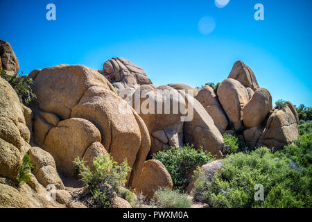 Balancing wüste Felsen in Joshua National Park, Kalifornien Stockfoto