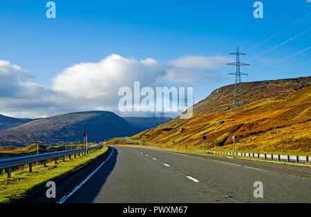 Aufdringlich am Straßenrand Strommasten in der Nähe der Gipfel des Drumochter Pass auf der A 9 Trunk Road, Scottish Highlands, Schottland, Großbritannien. Stockfoto