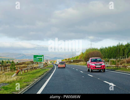 Verkehr auf einspurig Abschnitt einer 9 Trunk Road Anfahren einer 889 Dalwhinnie Road Kreuzung, Scottish Highlands Schottland Großbritannien. Stockfoto