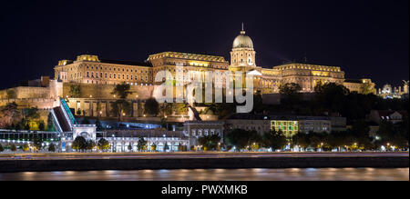 Budapest, Ungarn - 5 August, 2018: Nachtansicht der Burg von Buda auf der Donau Stockfoto