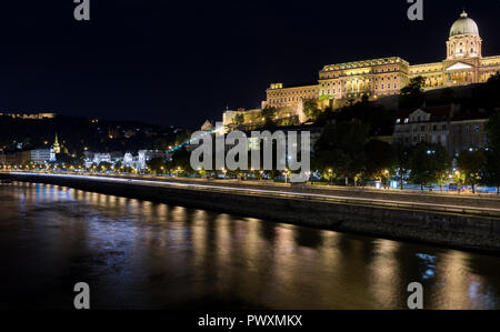 Budapest, Ungarn - 5 August, 2018: Nachtansicht der Burg von Buda auf der Donau Stockfoto