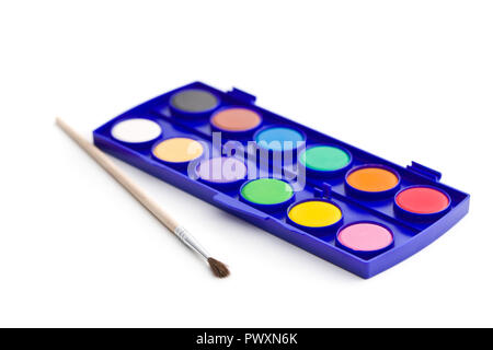 Aquarell Palette mit Pinsel auf weißem Hintergrund. Stockfoto