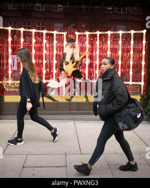 Das Kaufhaus Selfridges in London enthüllt Es ist Weihnachten windows auf der Oxford Street mit dem Thema Selfridges Felsen Weihnachten mit 'Rock Santa'. Stockfoto