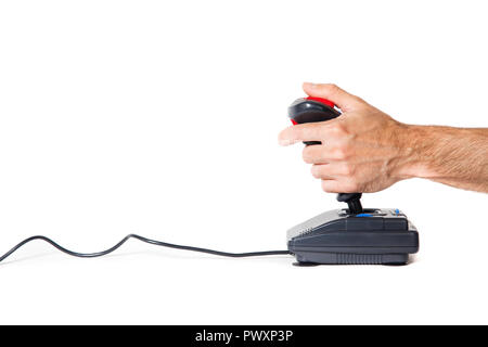 Portrait der Hand eines Mannes spielen mit einem Vintage Joystick Stockfoto