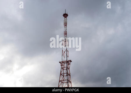 Telecommunication Tower mit Panel Antennen und radio Antennen und Satellitenschüsseln für mobile Kommunikation 2G, 3G, 4G, 5G mit roten Zaun um Abschleppen Stockfoto
