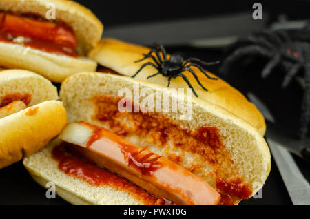 Gruselige Halloween hotdog Finger auf den Schwarzen Tisch, Party Food Stockfoto