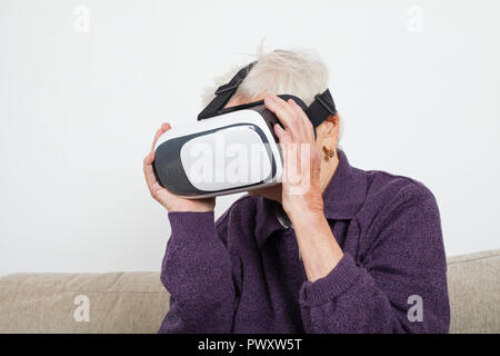 Ältere Menschen im Ruhestand Frau erleben virtuelle Realität video mit Headset Stockfoto