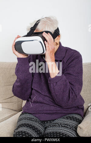 Ältere Menschen im Ruhestand Frau erleben virtuelle Realität video mit Headset Stockfoto