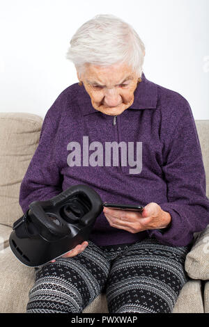 Ältere Menschen im Ruhestand Frau erleben virtuelle Realität video mit Headset Stockfoto