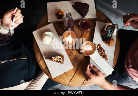 Freunde genießen, Desserts und Kaffee zusammen in einem Cafe Stockfoto