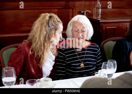 Emma Sergeant & Jo Butler die Oldie literarische Mittagessen 16.10.18. Stockfoto