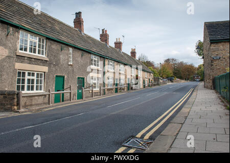 Hütten auf der B6090 Hauptstraße im Dorf von Wentworth, im Großraum von Rotherham, South Yorkshire. Stockfoto