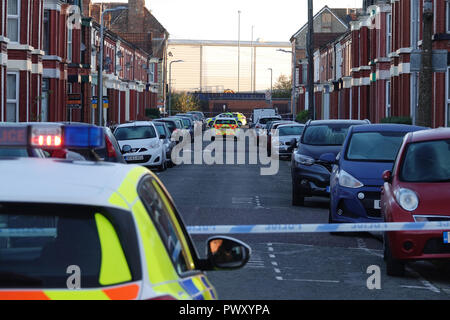 Liverpool, Großbritannien. 18. Oktober 2018. Eine Morduntersuchung ist unterwegs nach einem Mann mehrfach geschossen wurde außerhalb einer South Liverpool House stirbt an seinen Verletzungen. Bewaffnete Polizei schnappte auf Alderson Straße, Wavertree, um ca. 22.40 Uhr am Mittwoch Nacht nach Berichten der vier Schüsse abgefeuert wurde. Die Polizei bestätigte einen Mord Sonde gestartet wurde, nachdem der 25-jährige Opfer im Krankenhaus während der frühen Donnerstag Morgen gestorben. Dies war der sechste Schießen in Merseyside in den letzten 10 Tagen. Credit: Ken Biggs/Alamy Leben Nachrichten. Stockfoto