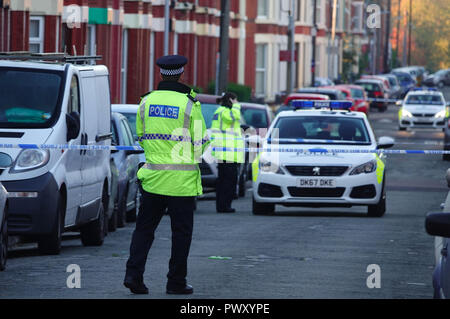 Liverpool, Großbritannien. 18. Oktober 2018. Eine Morduntersuchung ist unterwegs nach einem Mann mehrfach geschossen wurde außerhalb einer South Liverpool House stirbt an seinen Verletzungen. Bewaffnete Polizei schnappte auf Alderson Straße, Wavertree, um ca. 22.40 Uhr am Mittwoch Nacht nach Berichten der vier Schüsse abgefeuert wurde. Die Polizei bestätigte einen Mord Sonde gestartet wurde, nachdem der 25-jährige Opfer im Krankenhaus während der frühen Donnerstag Morgen gestorben. Dies war der sechste Schießen in Merseyside in den letzten 10 Tagen. Credit: Ken Biggs/Alamy Leben Nachrichten. Stockfoto