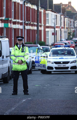 Liverpool, Großbritannien. 18. Oktober 2018. Eine Morduntersuchung ist unterwegs nach einem Mann mehrfach geschossen wurde außerhalb einer South Liverpool House stirbt an seinen Verletzungen. Bewaffnete Polizei schnappte auf Alderson Straße, Wavertree, um ca. 22.40 Uhr am Mittwoch Nacht nach Berichten der vier Schüsse abgefeuert wurde. Die Polizei bestätigte einen Mord Sonde gestartet wurde, nachdem der 25-jährige Opfer im Krankenhaus während der frühen Donnerstag Morgen gestorben. Dies war der sechste Schießen in Merseyside in den letzten 10 Tagen. Credit: Ken Biggs/Alamy Leben Nachrichten. Stockfoto