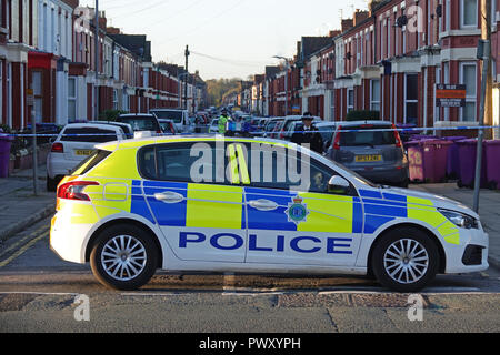 Liverpool, Großbritannien. 18. Oktober 2018. Eine Morduntersuchung ist unterwegs nach einem Mann mehrfach geschossen wurde außerhalb einer South Liverpool House stirbt an seinen Verletzungen. Bewaffnete Polizei schnappte auf Alderson Straße, Wavertree, um ca. 22.40 Uhr am Mittwoch Nacht nach Berichten der vier Schüsse abgefeuert wurde. Die Polizei bestätigte einen Mord Sonde gestartet wurde, nachdem der 25-jährige Opfer im Krankenhaus während der frühen Donnerstag Morgen gestorben. Dies war der sechste Schießen in Merseyside in den letzten 10 Tagen. Credit: Ken Biggs/Alamy Leben Nachrichten. Stockfoto