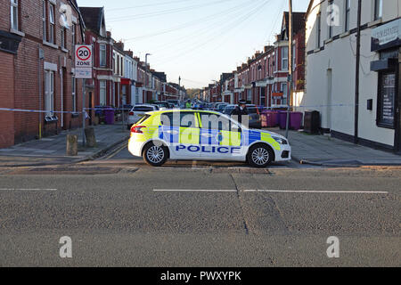 Liverpool, Großbritannien. 18. Oktober 2018. Eine Morduntersuchung ist unterwegs nach einem Mann mehrfach geschossen wurde außerhalb einer South Liverpool House stirbt an seinen Verletzungen. Bewaffnete Polizei schnappte auf Alderson Straße, Wavertree, um ca. 22.40 Uhr am Mittwoch Nacht nach Berichten der vier Schüsse abgefeuert wurde. Die Polizei bestätigte einen Mord Sonde gestartet wurde, nachdem der 25-jährige Opfer im Krankenhaus während der frühen Donnerstag Morgen gestorben. Dies war der sechste Schießen in Merseyside in den letzten 10 Tagen. Credit: Ken Biggs/Alamy Leben Nachrichten. Stockfoto