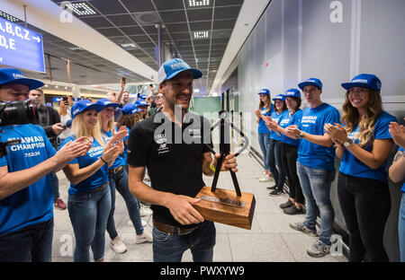 Frankfurt am Main, Deutschland. Okt, 2018 18. Patrick Lange, Ironman World Champion 2018, ist auf dem Flughafen mit seiner Trophäe. Vorjahressieger und aktuelle Ironman Weltmeister Patrick Lange wird von Verwandten, Fans und Medien bei Rheinmain Flughafen empfangen werden. Lange war die erste Person, der Ironman auf Hawaii unter 8 Stunden zu meistern. Credit: Andreas Arnold/dpa/Alamy leben Nachrichten Stockfoto