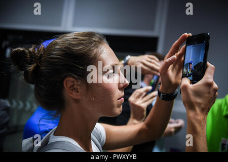 Frankfurt am Main, Deutschland. Okt, 2018 18. Laura Sophie Usinger, Freund der Ironman World Champion 2018, ein Interview mit dem Sieger. Vorjahressieger und aktuelle Ironman Weltmeister Patrick Lange wurde von Verwandten, Fans und Medien an der Rheinmain Flughafen empfangen. Lange war die erste Person, der Ironman auf Hawaii unter acht Stunden zu meistern. Credit: Andreas Arnold/dpa/Alamy leben Nachrichten Stockfoto