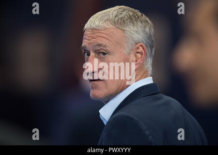 Paris, Frankreich. 16 Okt, 2018. Didier Deschamps (Trainer, FRA) schaut über die Schulter, Rücken, Brust, Fußball, Bundesliga, Nationen Liga, Frankreich (FRA) - Deutschland (GER) 2:1, am 16/10/2018 im Stade de France in Paris/Frankreich. € | Nutzung der weltweiten Kredit: dpa/Alamy leben Nachrichten Stockfoto