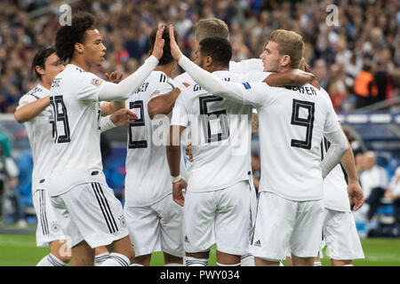 Paris, Frankreich. 16 Okt, 2018. jubilationtraube der deutschen Spielern nach dem Ziel machen es 1-0 für Deutschland, Jubel, Jubel, Jubeln, Freude, Jubel, Feiern, goaljubel, halb Bild, halb Abbildung, Fussball Laenderspiel, Nationen Liga, Frankreich (FRA) - Deutschland (GER) 2:1, am 16.10.2018 im Stade de France in Paris/Frankreich. € | Nutzung der weltweiten Kredit: dpa/Alamy leben Nachrichten Stockfoto