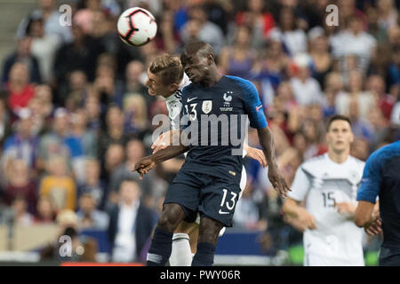 Paris, Frankreich. 17 Okt, 2018. Toni Kroos (links, GER) versus N'Golo KANTE (FRA), Aktion, Duellen, Header, Fußball-Legende, Nationen Liga, Frankreich (FRA) - Deutschland (GER) 2:1, am 16.10.2018 im Stade de France in Paris/Frankreich. € | Nutzung der weltweiten Kredit: dpa/Alamy leben Nachrichten Stockfoto