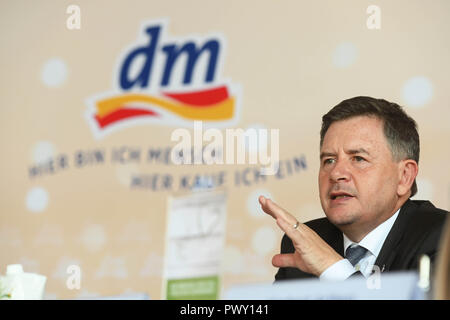 Karlsruhe, Deutschland. Okt, 2018 18. Erich Harsch, Vorsitzender der Geschäftsführung der Drogeriemarktkette dm, beantwortet Fragen von Journalisten auf der Bilanzpressekonferenz der Apotheke Gruppe in Karlsruhe. Credit: Uli Deck / dpa/Alamy leben Nachrichten Stockfoto