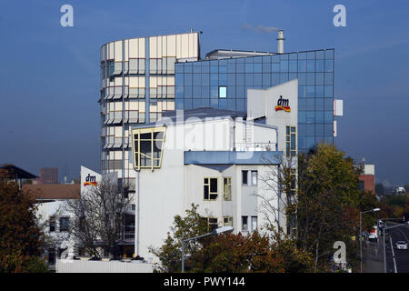 Karlsruhe, Deutschland. Okt, 2018 18. Außerhalb Foto der Hauptsitz der Drogeriemarktkette dm in Karlsruhe, vor dem Beginn der jährlichen Pressekonferenz der Apotheke Gruppe. Credit: Uli Deck / dpa/Alamy leben Nachrichten Stockfoto